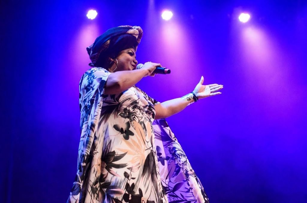 Show ‘Cantos Negreiros’ exalta cultura afro na Praia da Ponta Negra