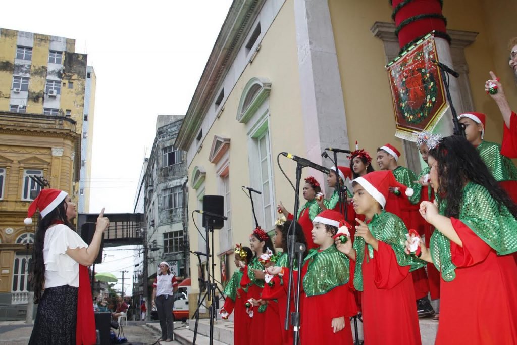 Coral se apresenta com Orquestra de Violões e Banda no encerramento do Natal no Paço