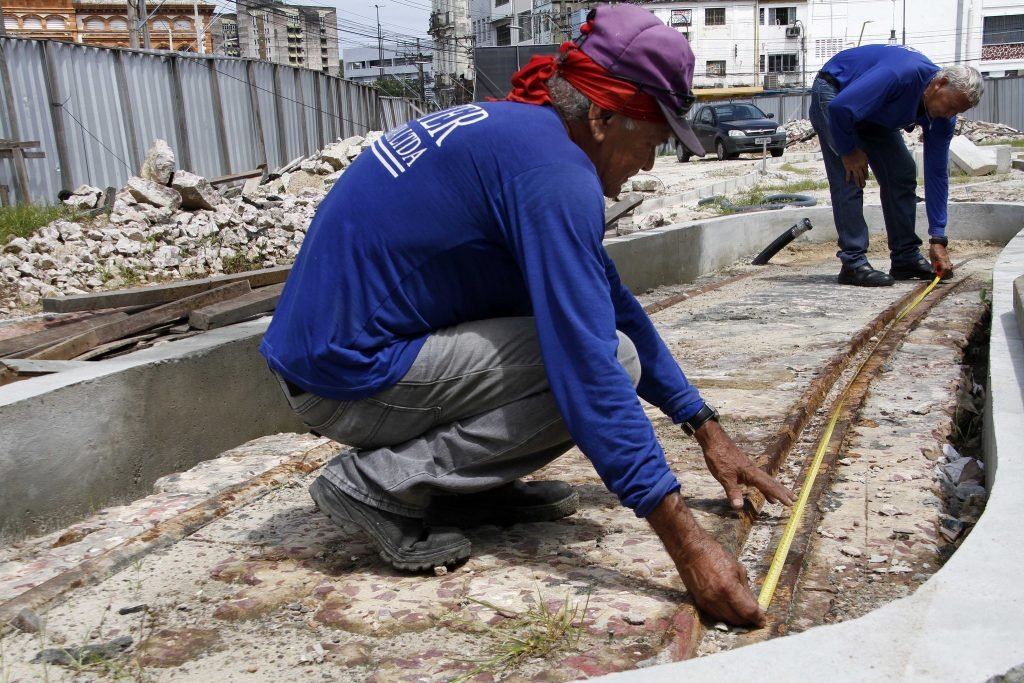 Novo trecho de trilho do antigo bonde é encontrado e será restaurado na praça Adalberto Valle