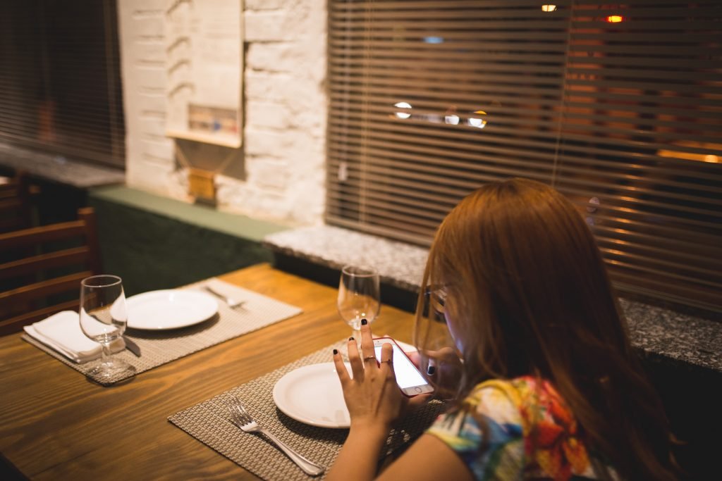 O pedido demorou demais no restaurante. Posso deixar de pagar?