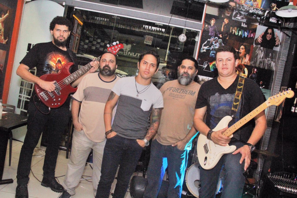 DJ Cezar Dantas e Banda Official 80 são as atrações do Eletro Dinner