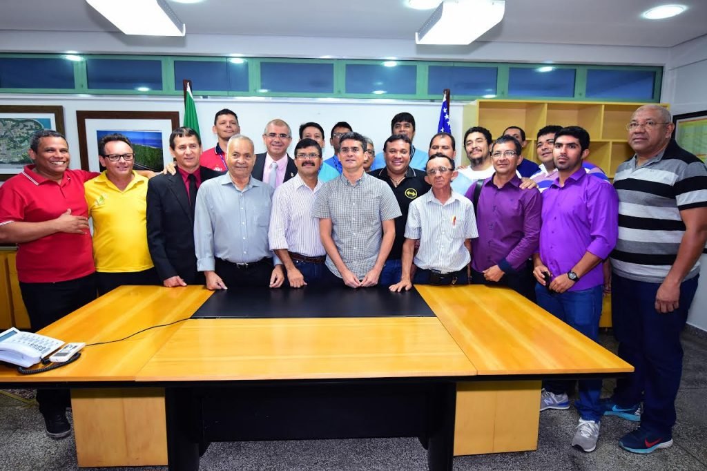 Governador David Almeida anuncia criação de posto de atendimento prioritário para taxistas no Detran