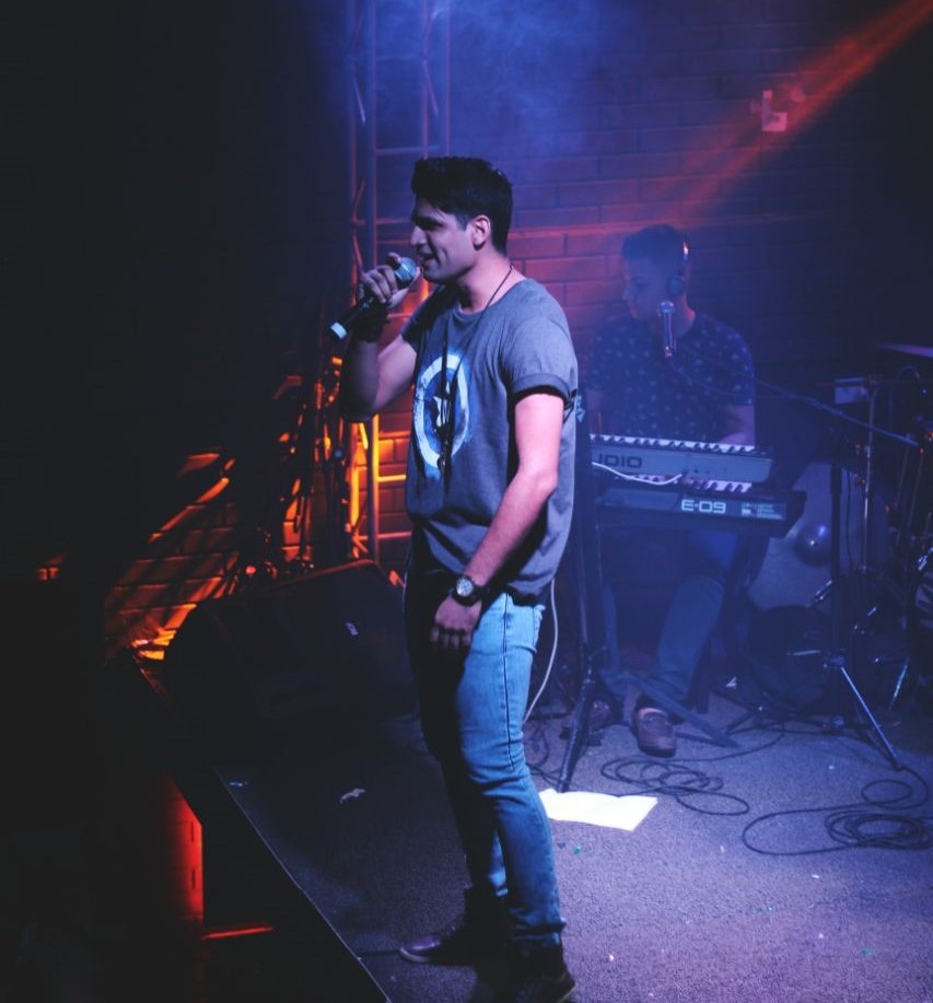 Cantor Igor Oliveira agita festa ‘FunkNeja’ no Imperial Pub