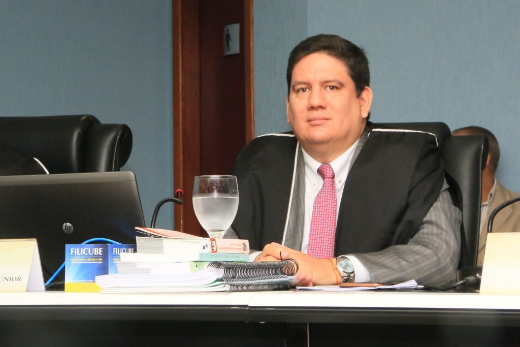 Presidente do TCE recebe medalha de ouro da CMM