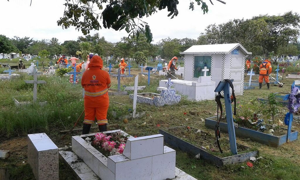 Cemitérios recebem equipes de limpeza da Prefeitura