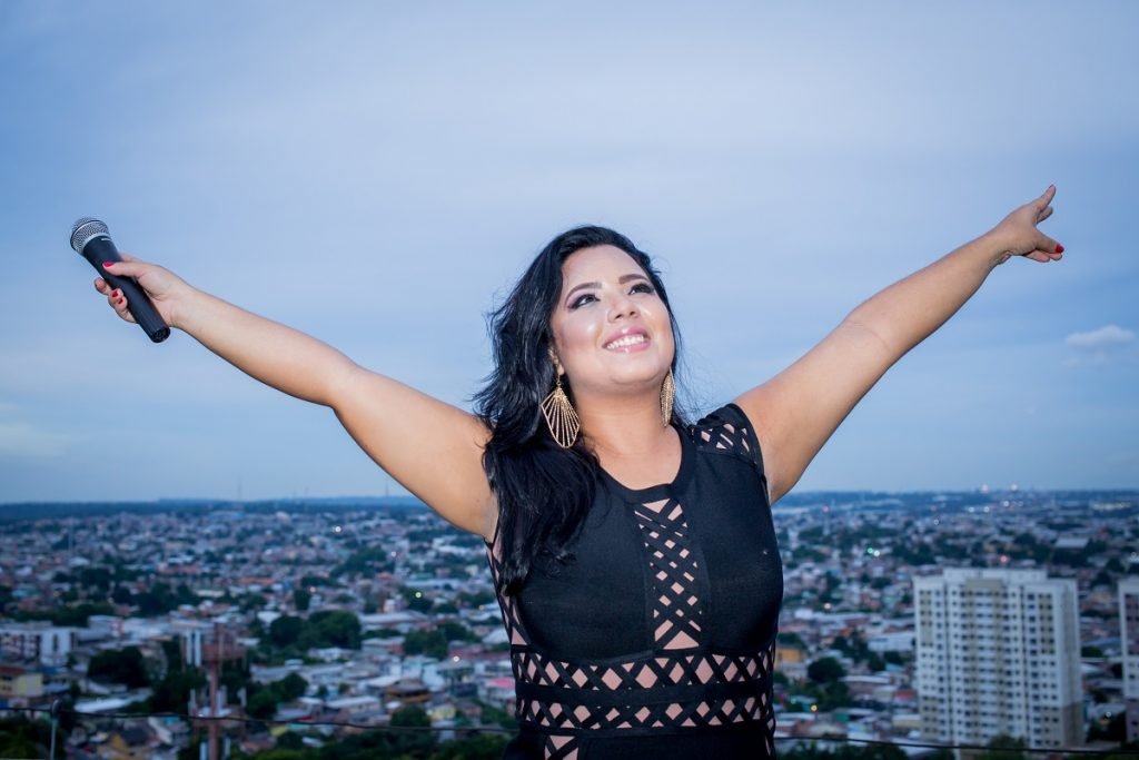 Cantora Hêmilly Lira lança novo ‘single’ no Largo São de Sebastião, em Manaus