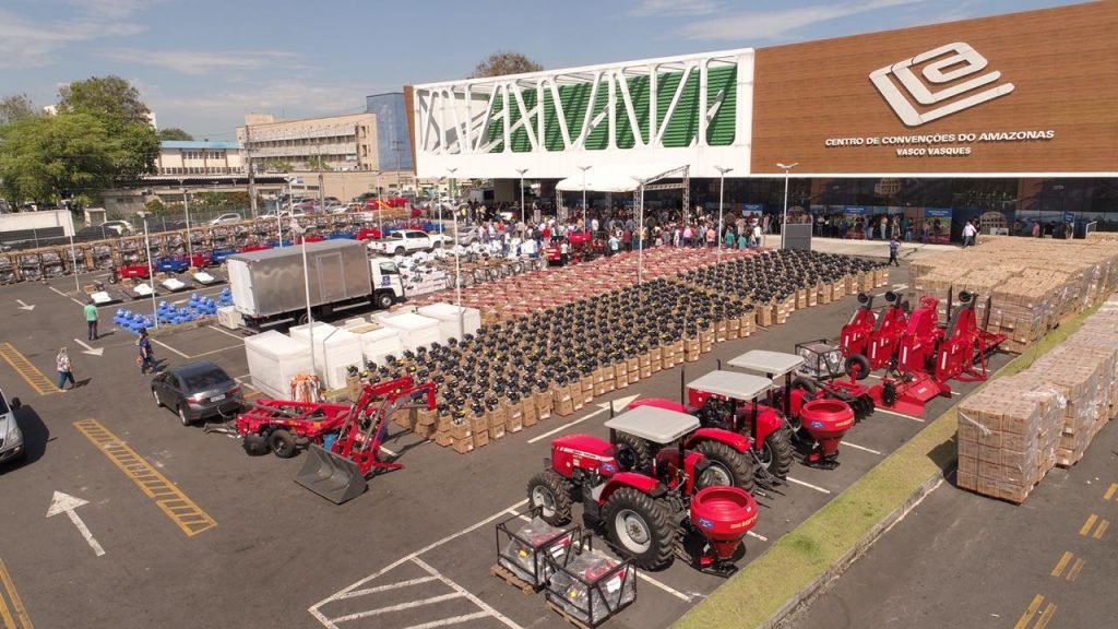Amazonino Mendes fomenta o setor primário com a cessão de implementos a produtores dos 62 municípios do estado