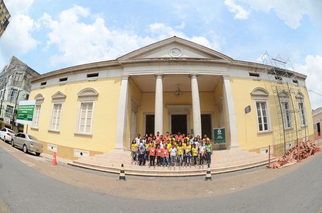 Corais encerram a Semana do Turismo com apresentações no Café Teatro