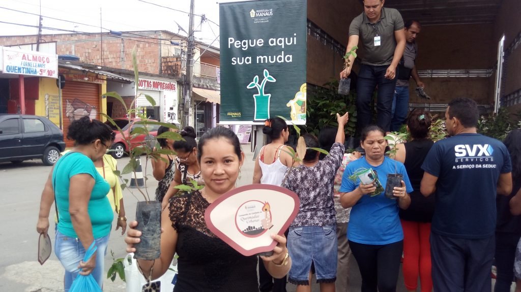 Moradores do Parque São Pedro recebem mudas do projeto Pedágio Ambiental