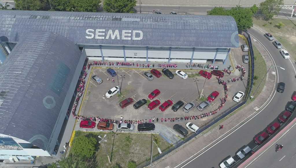 Trezentos servidores dão abraço simbólico pelo Outubro Rosa