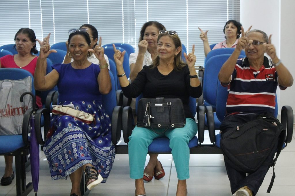 Aposentados e pensionistas do município aprendem Libras