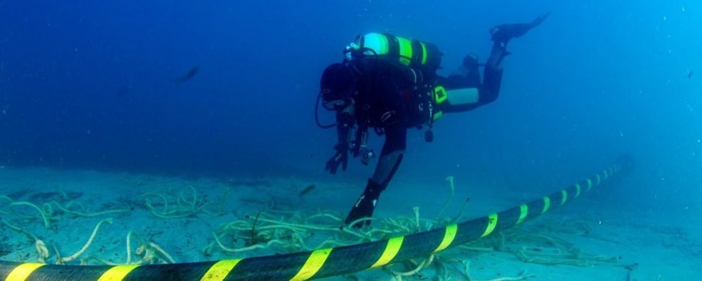 Novo cabo submarino Brasil-Europa aumentará conexão de 20 GB/s para 40 TB/s