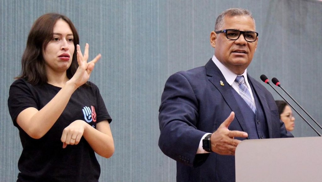 Aprovado projeto de Lei que determina intérprete de Libras em órgãos públicos municipais