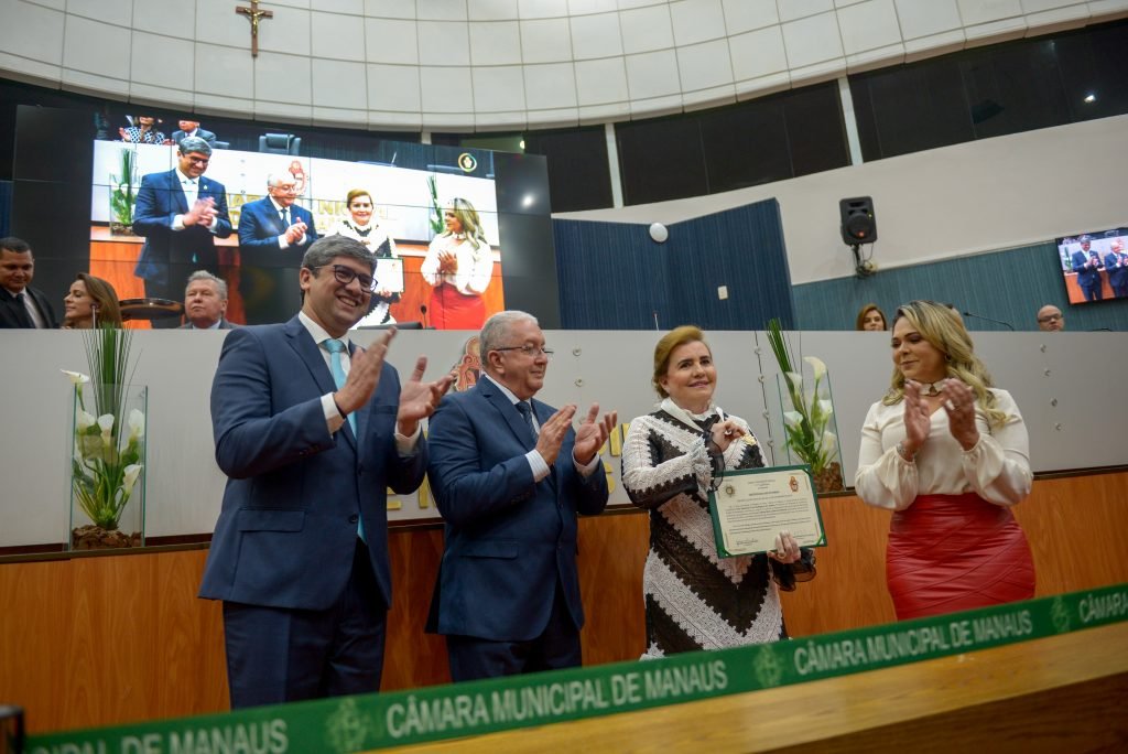 Presidente do TCE-AM recebe medalha de Ouro da Câmara Municipal