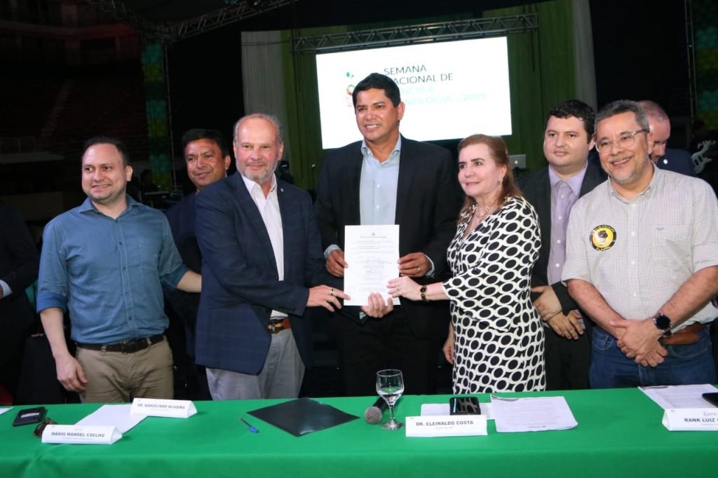 Prefeitura assina TAG com o TCE para acabar com o lixão de Parintins
