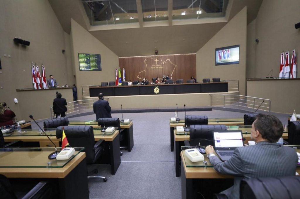 Deputados parabenizam professores e debatem temas variados na Aleam