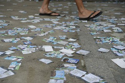 Jogar santinho pode gerar multa e cadeia de até um ano, alerta MP Eleitoral Jogar santinho pode gerar multa e cadeia de até um ano, alerta MP Eleitoral
