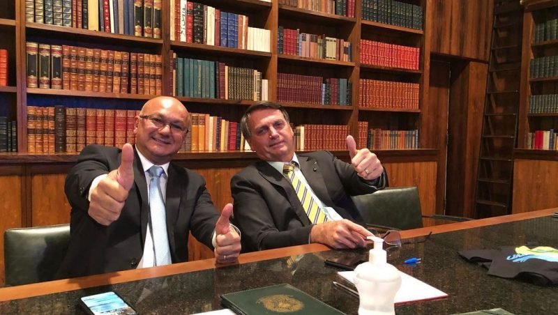 “Mick Jagger” da política: Bolsonaro faz novas vítimas em Manaus “Mick Jagger” da política: Bolsonaro faz novas vítimas em Manaus