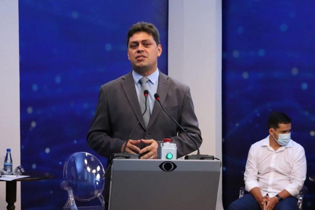 Geração de emprego e verticalização de Manaus são destacados por Amil em debate