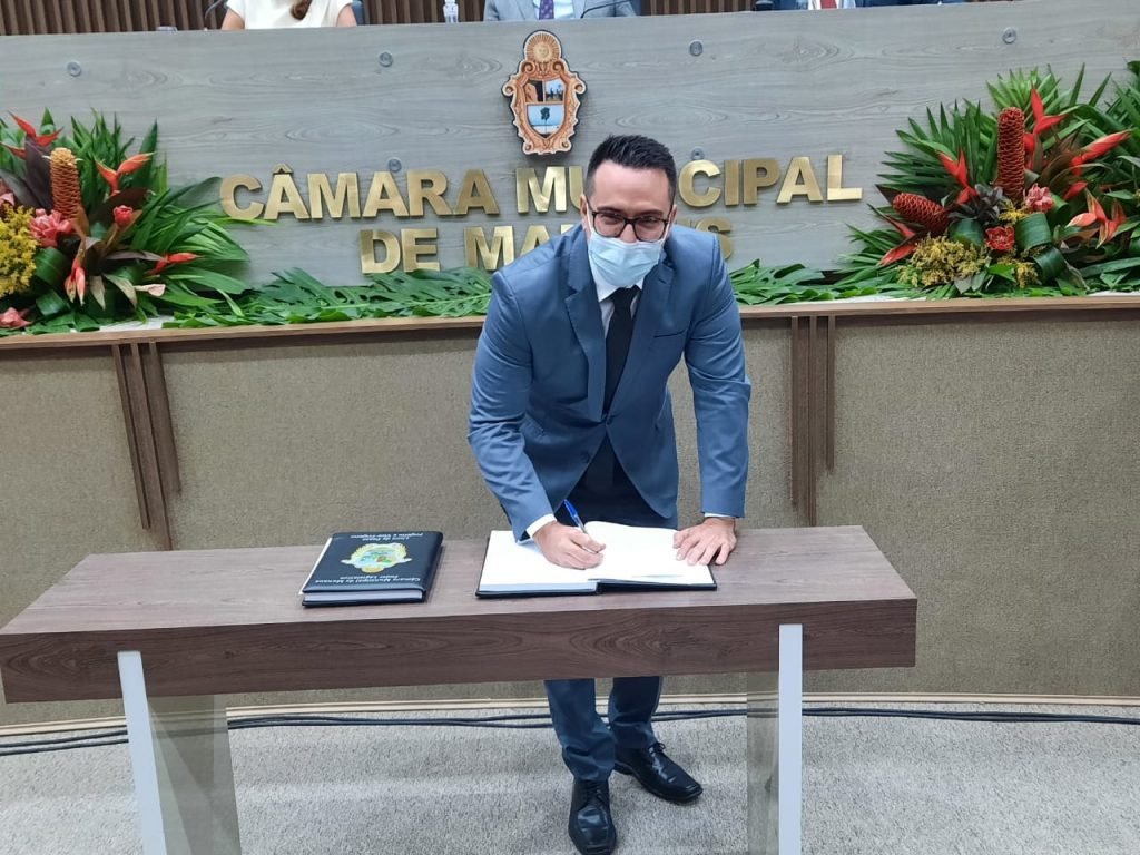 Rodrigo Guedes toma posse como vereador e afirma que fará guerra pela ética