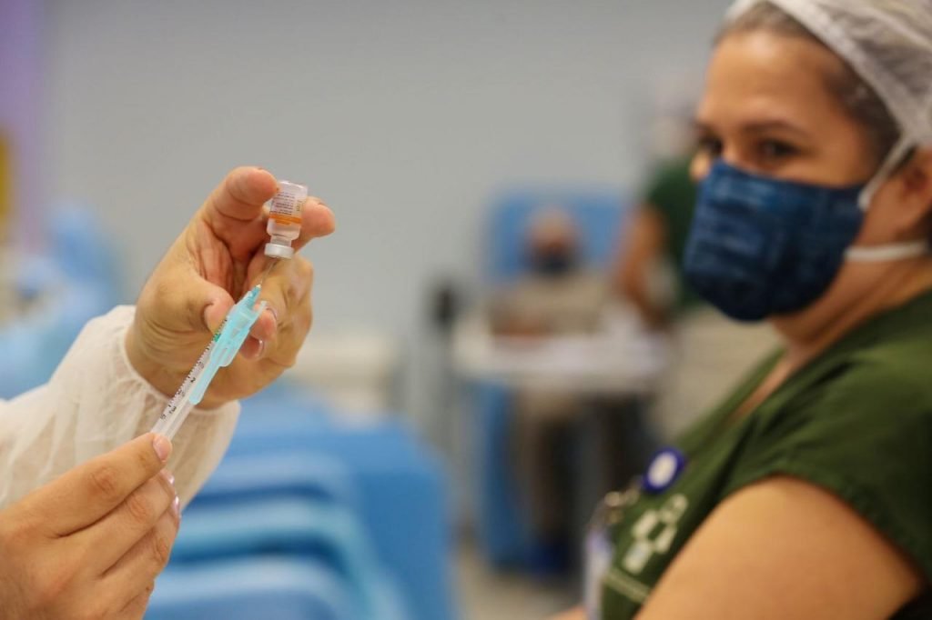 Justiça determina que vacinas AstraZeneca seja guardada até Prefeitura entregar lista diária de vacinados