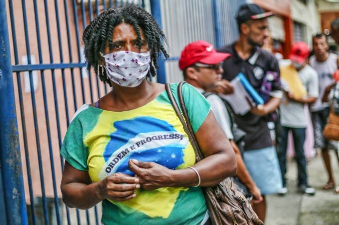 Especialistas dizem que mesmo com vacina máscaras e isolamento continuam essenciais