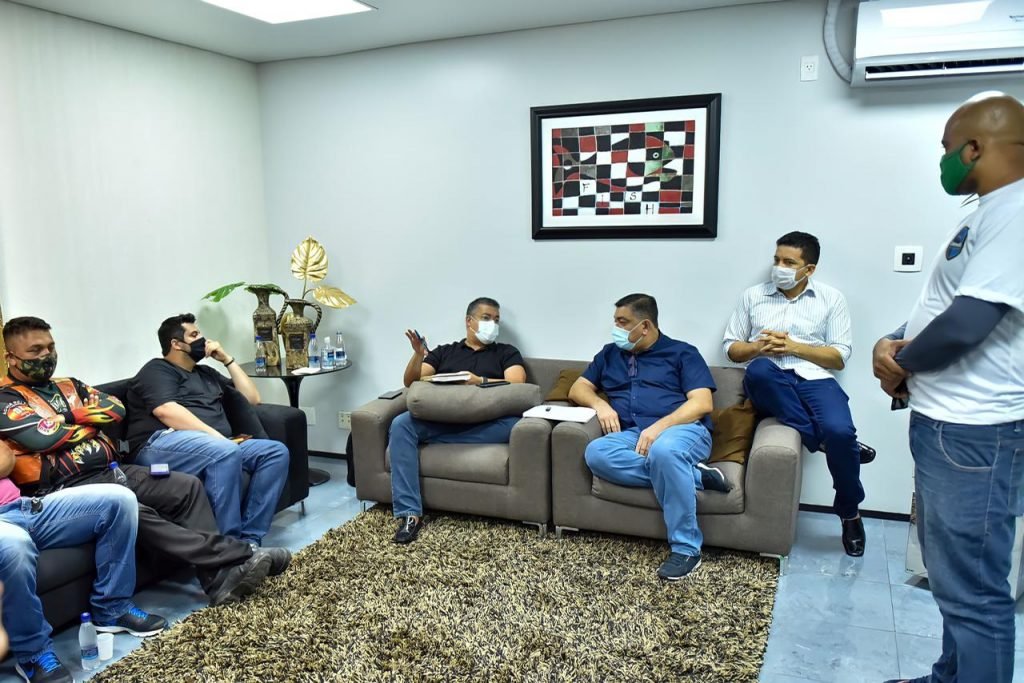 Mototaxistas e motoristas de aplicativo são recebidos por deputados após reivindicações