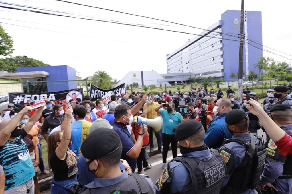 Em meio à pandemia, grupo de oposição ao governo do AM incentiva aglomeração