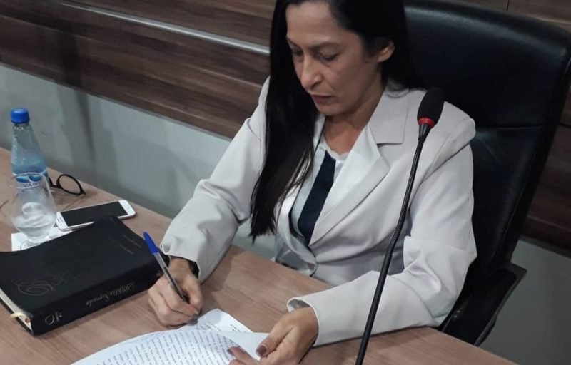 Prefeita interina de Coari é denunciada por nepotismo no MP