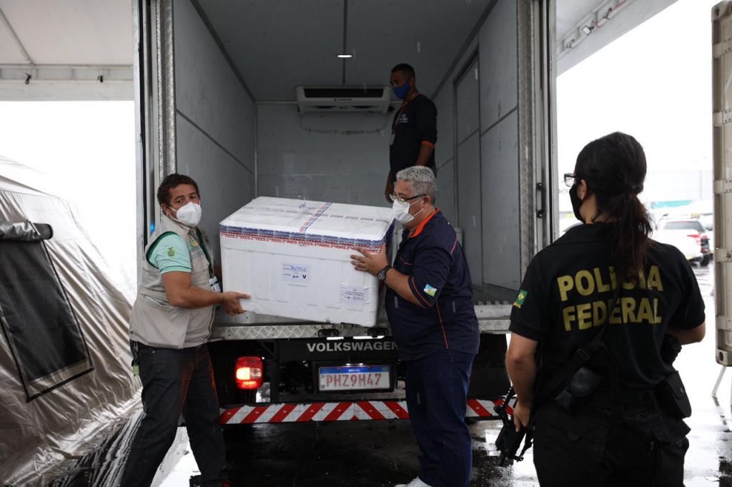Justiça determina aplicação imediata das doses de vacina prestes a vencer no AM