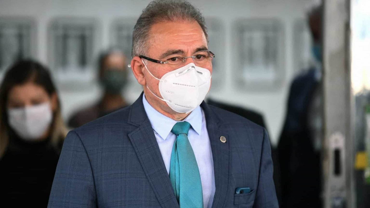 Ministro da Saúde reduz quase pela metade previsão de vacina para abril