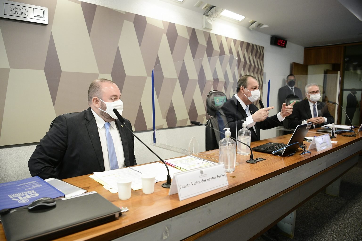 Justiça manda Fausto Jr desembolsar R$ 55 mil para indenizar Omar Aziz por difamação