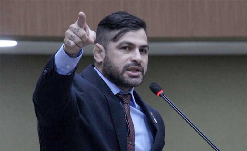 Carpê Andrade é questionado por silêncio sobre aumento na taxa de iluminação pública