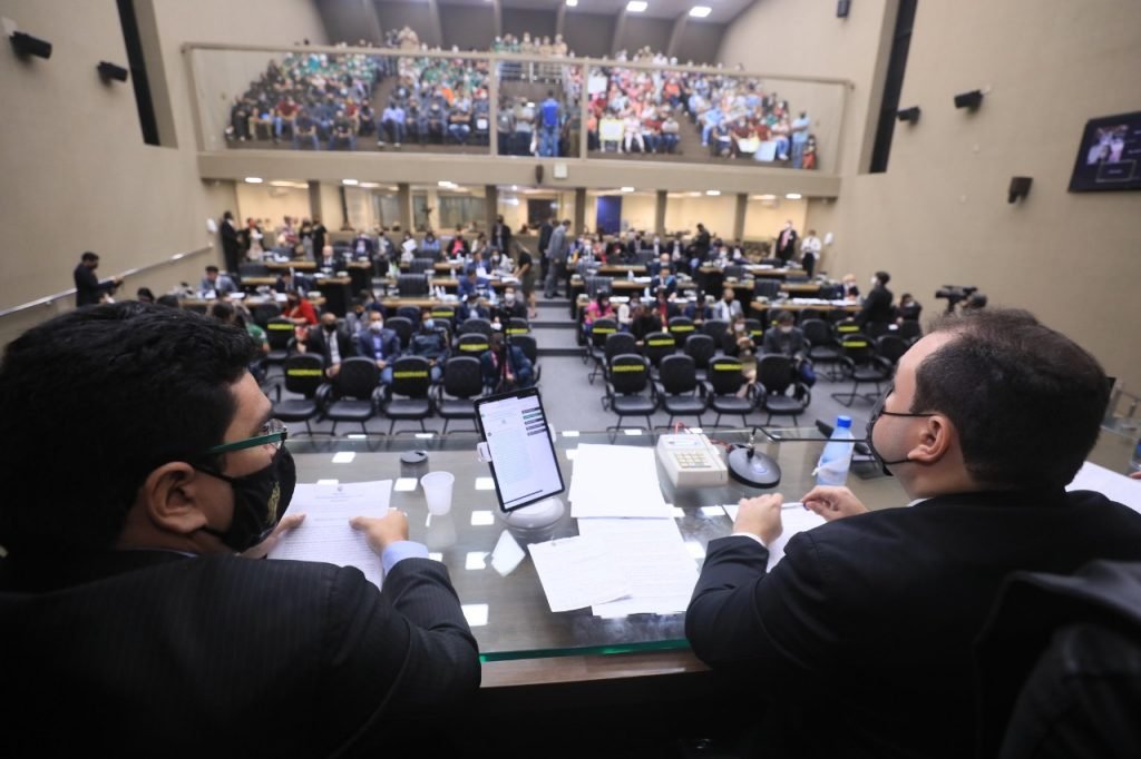 Deputados estendem sessão para votar projetos parados há semanas na Aleam