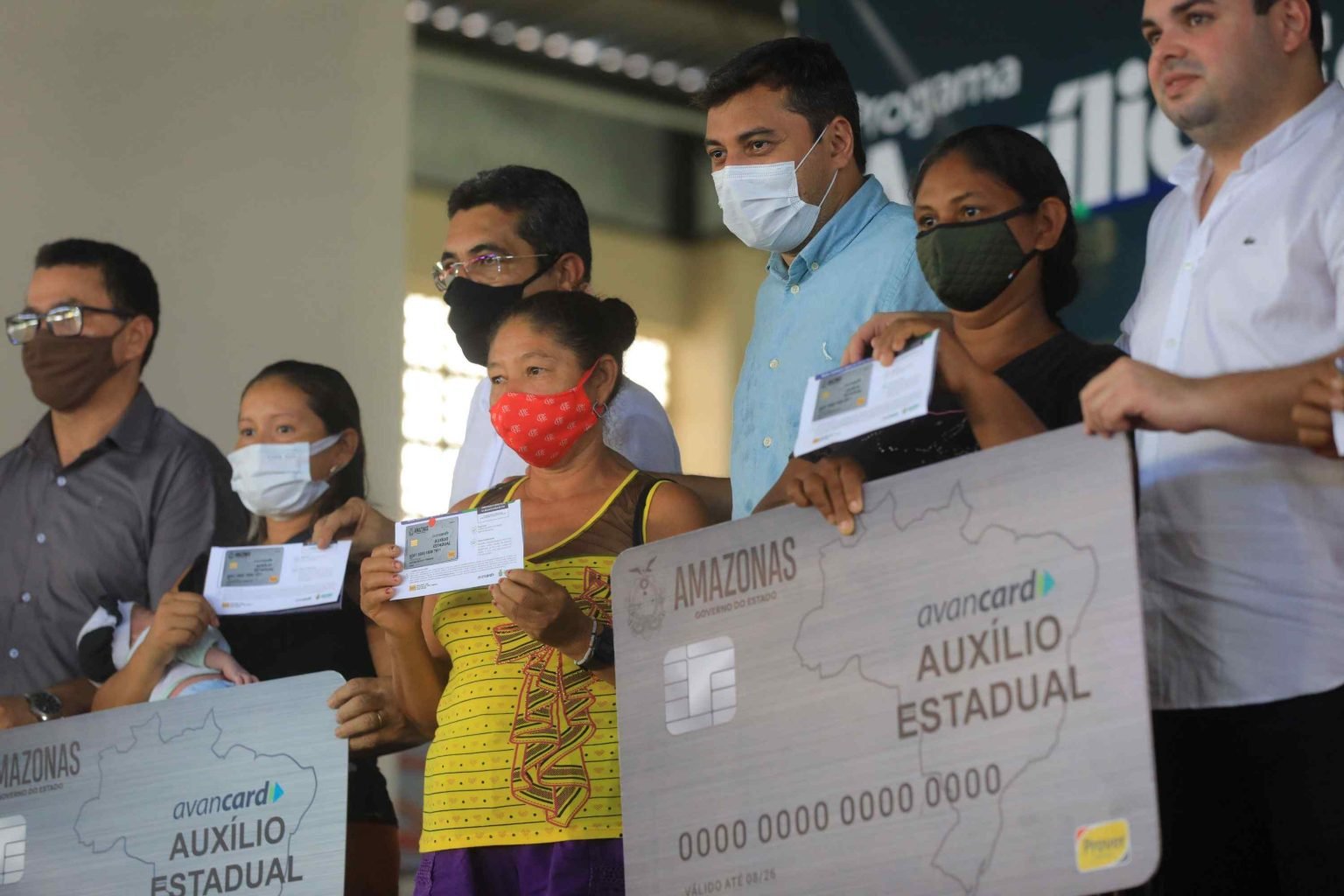 Mais de 228 mil famílias de 52 municípios já possuem o cartão do Auxílio Estadual