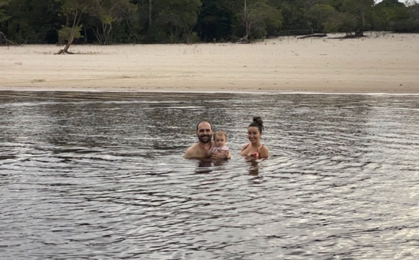 Eduardo Bolsonaro passa fim de semana em flutuante no Amazonas
