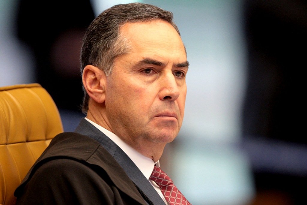 STF: Barroso dá prazo para governo explicar por que não exige passaporte da vacina a quem desembarca no Brasil