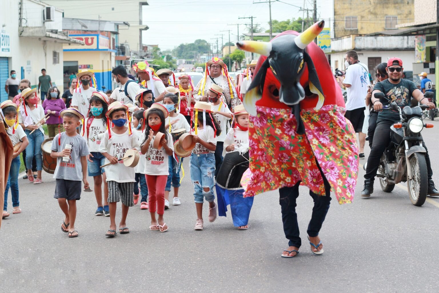 Boi Pavulagem e grupo Troar dos Tambores realizam apresentações culturais pelas ruas de Maués