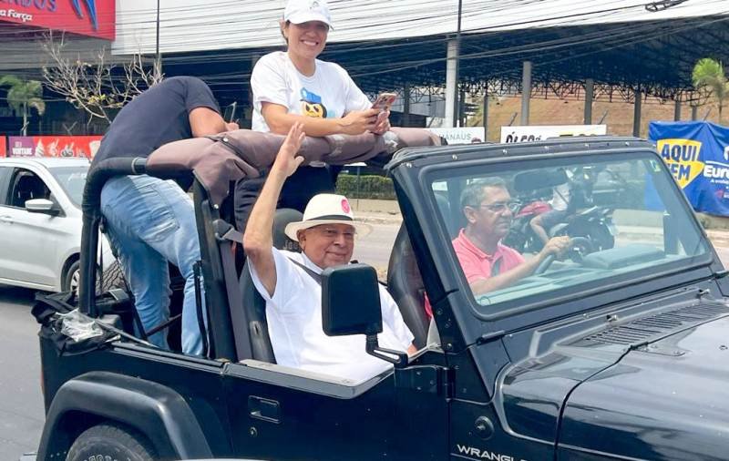 Amazonino inova e lança ‘jipe elétrico’ para visitar bairros e fazer minicomícios