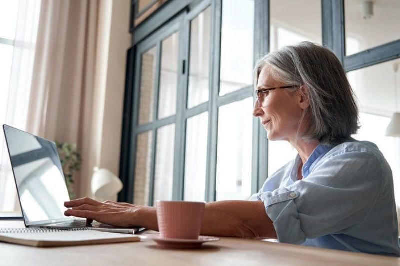 Marca nacional de beleza abre inscrições para capacitação gratuita com foco no empreendedorismo para mulheres com mais de 45 anos