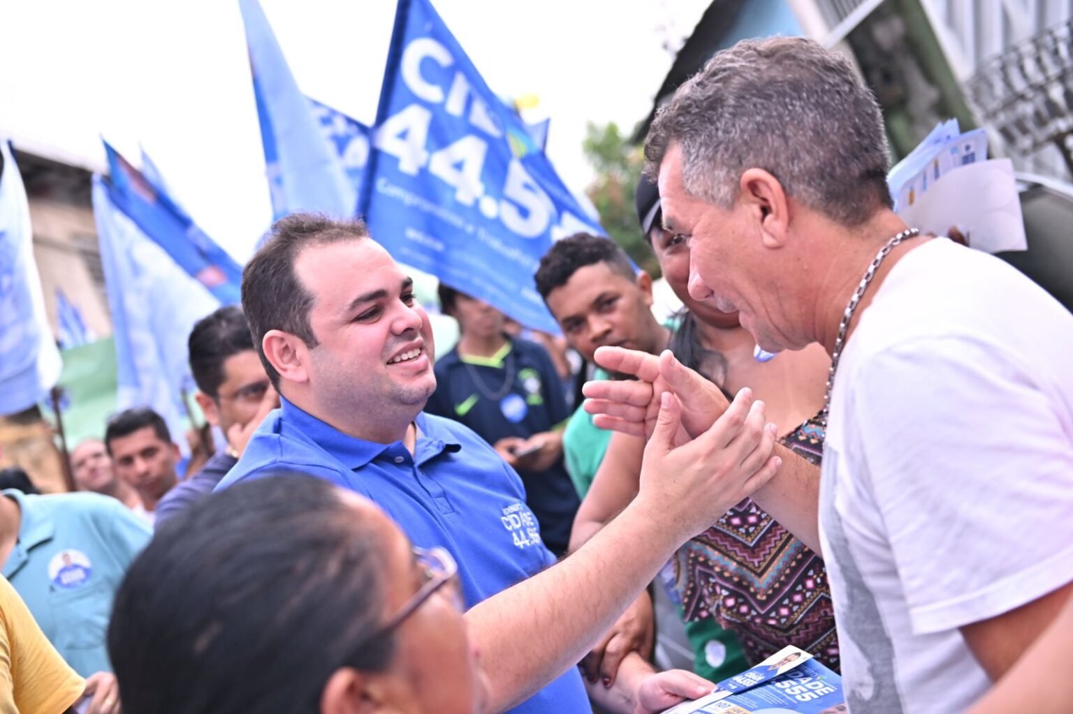 Roberto Cidade, candidato à reeleição, faz caminhada e reunião em bairros da zona Leste de Manaus