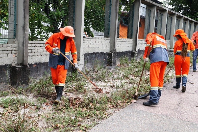 Prefeitura de Manaus reforça serviços de limpeza nas principais seções eleitorais