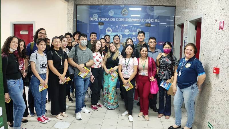 TCE-AM recebe visita de estudantes de administração da UEA
