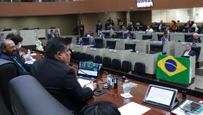 Vereadores rejeitam moção de repúdio contra David Almeida