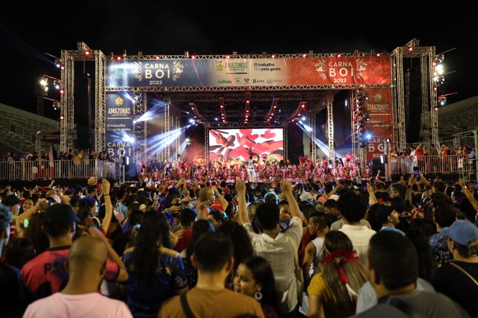 Mais de 30 artistas se revezam no palco do Carnaboi neste fim de semana, no Sambódromo
