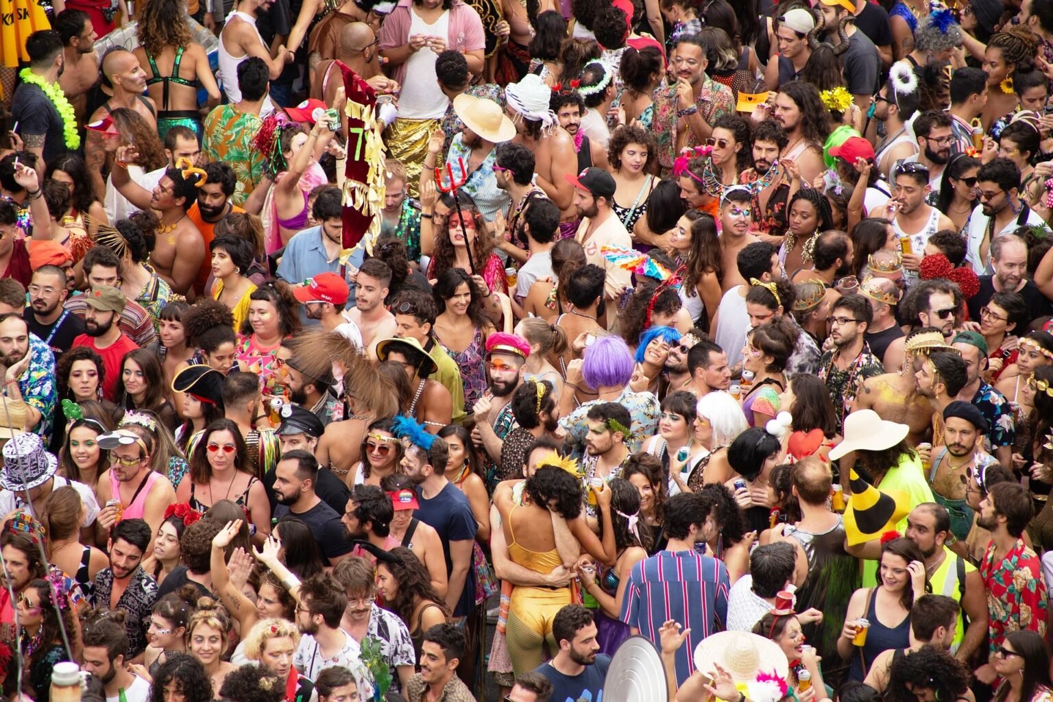 Mais de 70% dos brasileiros já deixaram de aproveitar o Carnaval por medo de golpes, revela pesquisa da Serasa