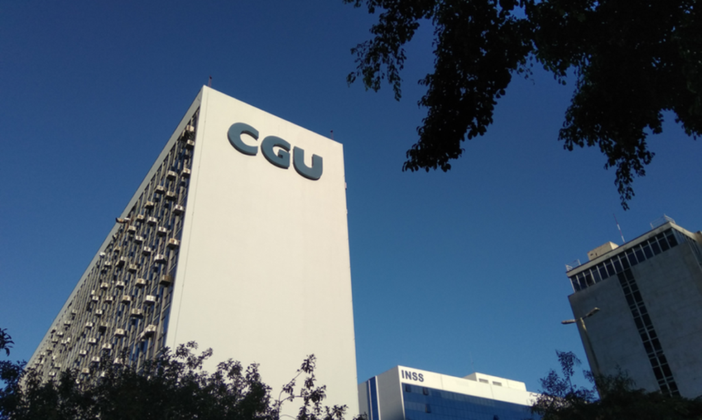 CGU retira sigilo de cartão de vacinas de Bolsonaro
