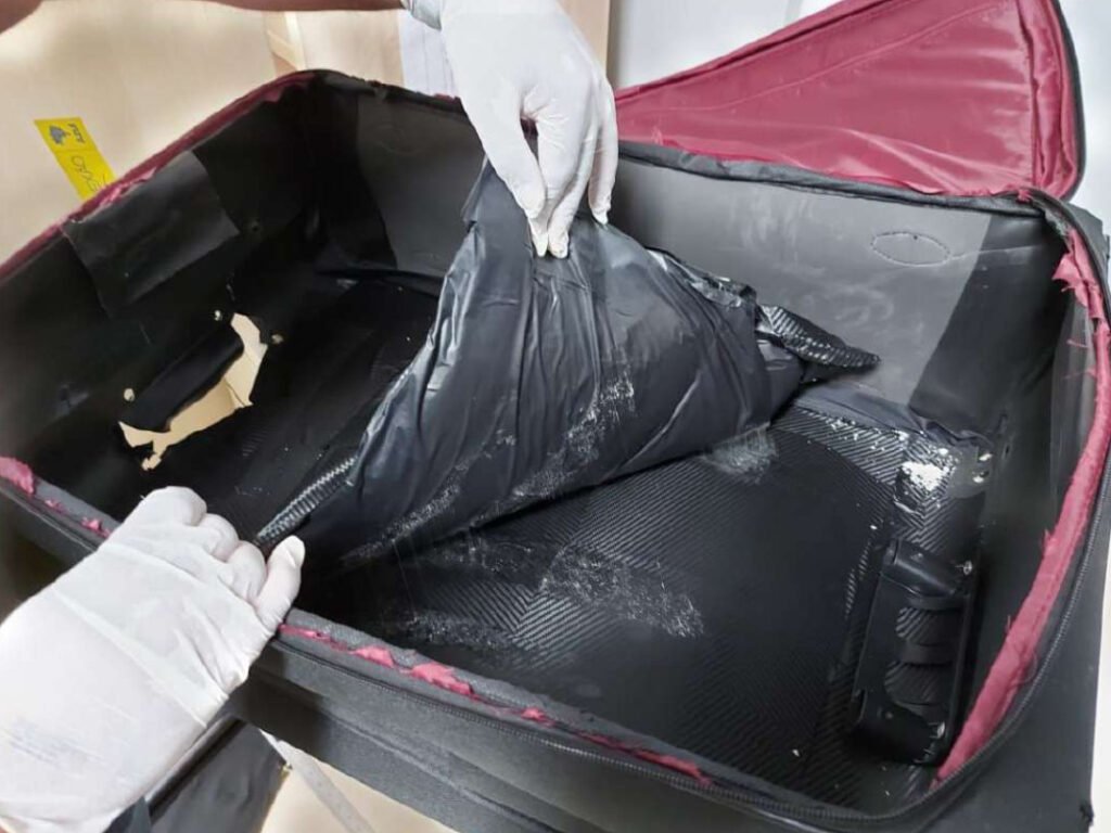 Amazonense é preso com 3,1 kg de cocaína escondidos em fundo falso de mala no Aeroporto do Recife