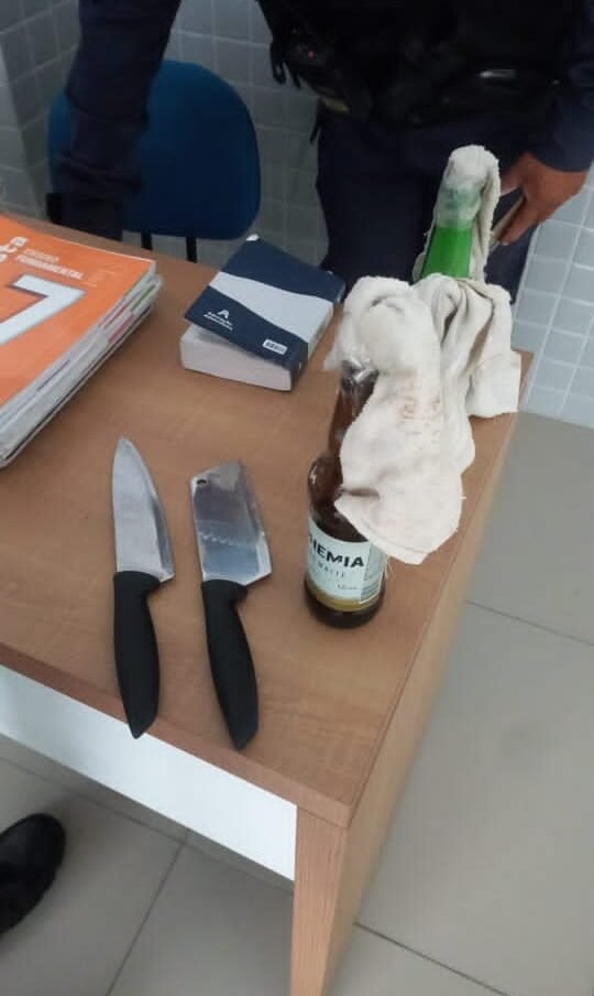 Aluno esfaqueia escola Manaus