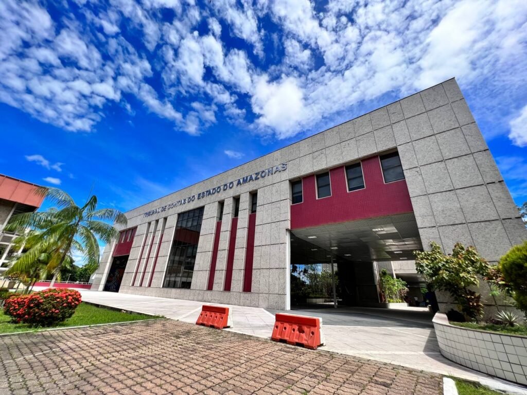 Presidente do TCE-AM dá posse a mais sete aprovados no concurso da Corte de Contas